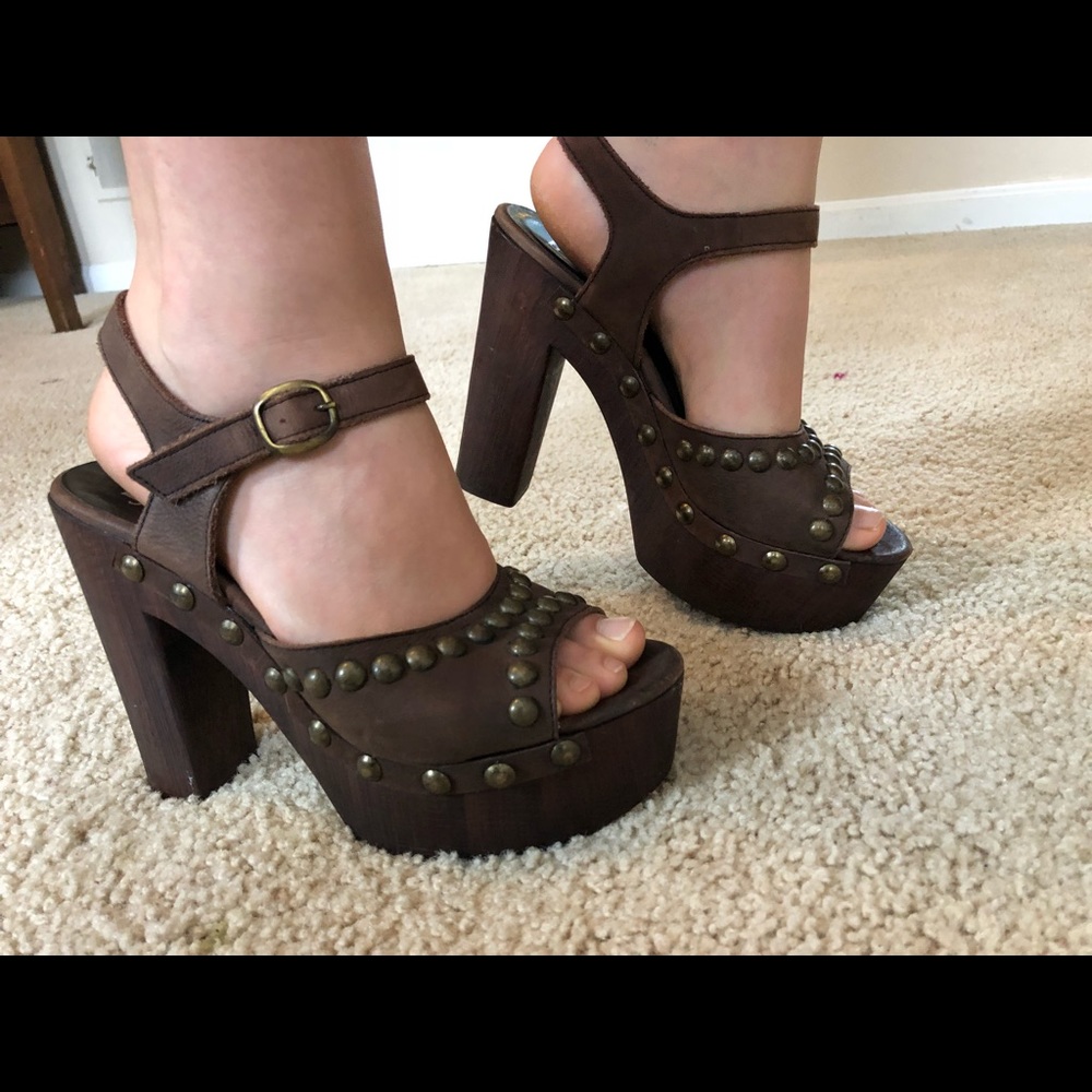 JFK chunky wood look heels